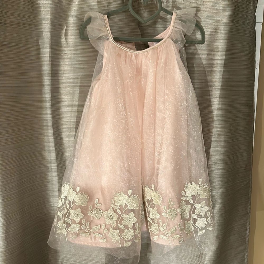Girls dress between the size of four and five